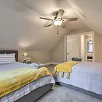 Cozy Poconos Retreat About 1 Mi To Lake Carobeth!