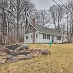 Cozy Poconos Retreat About 1 Mi To Lake Carobeth!