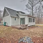 Cozy Poconos Retreat About 1 Mi To Lake Carobeth!